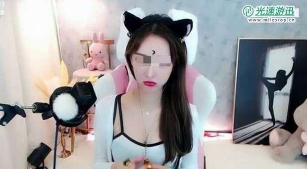 18岁美女主播奔现榜一大哥 同居后被骗两万多元